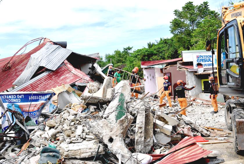 ဘိုဂိုမြို့၌ ပြိုကျသွားသော အဆောက်အအုံ၏ အပျက်အစီးများကြားတွင် အသက်ရှင်ကျန်ရစ်သူများကို ကယ်ဆယ်ရေးသမားများက ရှာဖွေနေပုံအား အောက်တိုဘာ ၁ ရက်တွင် တွေ့ရစဉ်(Photo:AFP)