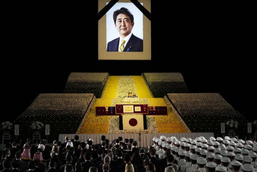 စက်တင်ဘာ ၂၇ ရက်က ပြုလုပ်ခဲ့သည့် ဂျပန်ဝန်ကြီးချုပ်ဟောင်း ရှင်ဇိုအာဘေး၏ နိုင်ငံတော်စျာပန အခမ်းအနား မြင်ကွင်းတစ်ခုကို တွေ့ရစဉ် (Photo-AP)