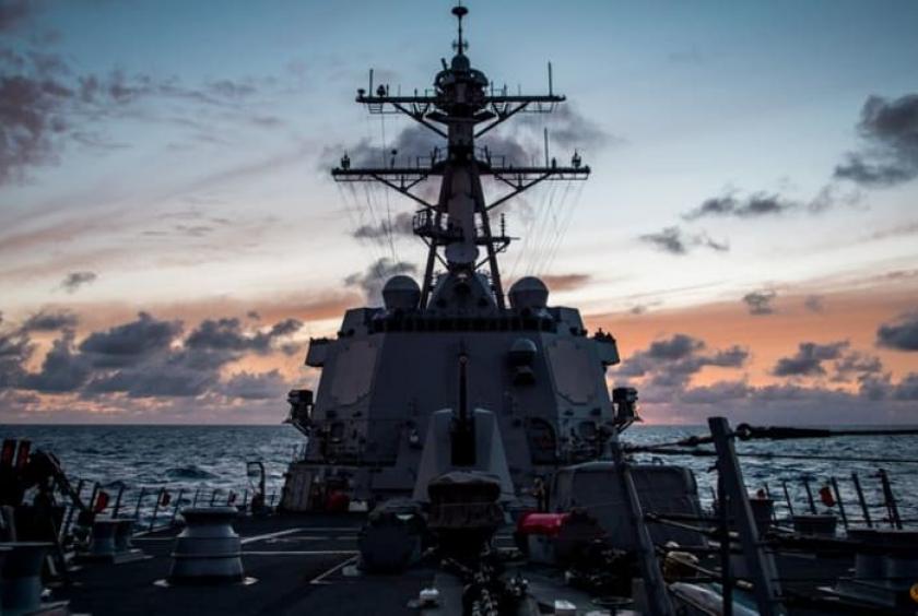 ၂၀၁၈ ခုနှစ် ဇူလိုင် ၁၀ ရက်က Rim of the Pacific (RIMPAC) စစ်ရေးလေ့ကျင့်မှုအတွင်း ပါဝင်သည့်  ပဲ့ထိန်းဒုံးကျည်ဖျက်သင်္ဘော USSDewey ကို ပစိဖိတ်သမုဒ္ဒရာအတွင်း၌ တွေ့ရစဉ်