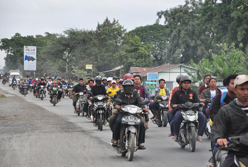 မန္တလေးမြို့တွင် သွားလာနေသည့် ဆိုင်ကယ်များကို တွေ့ရစဉ်