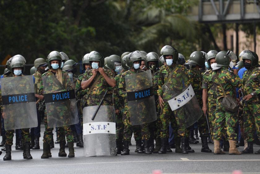 ဇူလိုင် ၂၂ ရက်က သီရိလင်္ကာနိုင်ငံ ကိုလံဘိုမြို့တော်ရှိ သမ္မတရုံးသို့ သွားရောက်သည့် လမ်းပေါ်တွင် လုံခြုံရေးယူနေသည့် အထူးရဲတပ်ဖွဲ့ဝင်များကို တွေ့ရစဉ် (Photo : AFP)