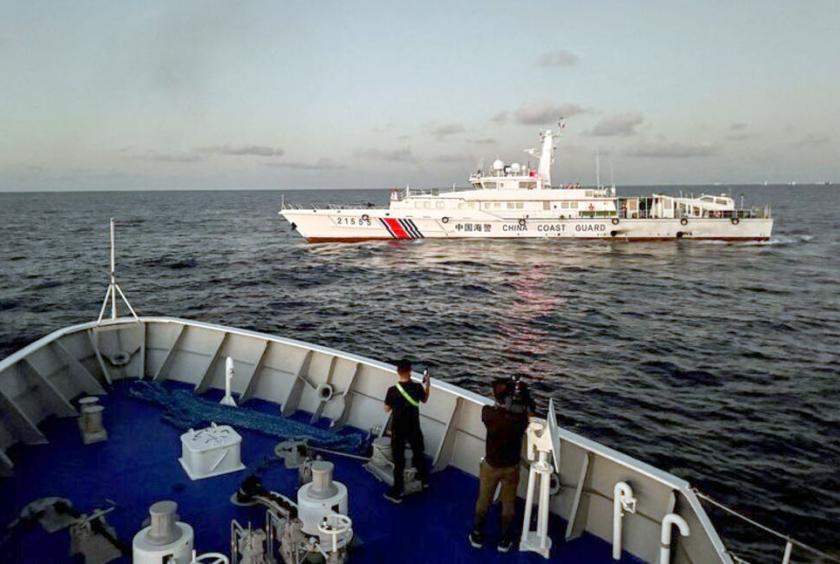 မတ်လ ၅ ရက်က တောင်တရုတ်ပင်လယ်ရှိ Second Thomas သောင်ခုံအနီးတွင် တရုတ်ကမ်းခြေစောင့်တပ်သင်္ဘောက ဖိလစ်ပိုင်ထောက်ပို့သင်္ဘောကို ပိတ်ဆို့ဟန့်တားနေစဉ်(Photo: Reuters)