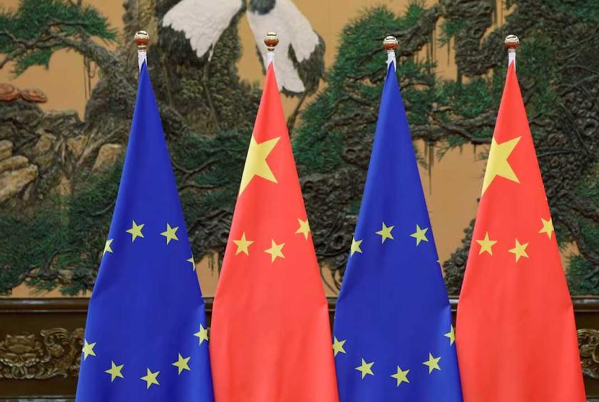 ဥရောပသမဂ္ဂအလံနှင့် တရုတ်အလံတို့ကို တွေ့ရစဉ်(Photo: Reuters)