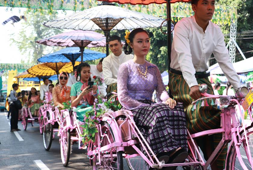 ယမန်နှစ်က အင်းလျားလမ်းတွင် ပြုလုပ်ခဲ့သည့် မြန်မာ့တိုင်းရင်းသားရိုးရာ သင်္ကြန်ပွဲတော်ဖွင့်ပွဲကို တွေ့ရစဉ် (ဓာတ်ပုံ-ပြည့်ဖြိုးအောင်)