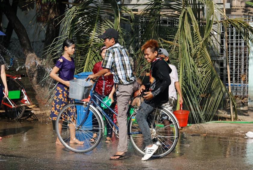 ရပ်ကွက်အတွင်း ရေကစားနေသည်ကို ၂၀၁၉ ခုနှစ်သင်္ကြန်ကာလက တွေ့ရစဉ်