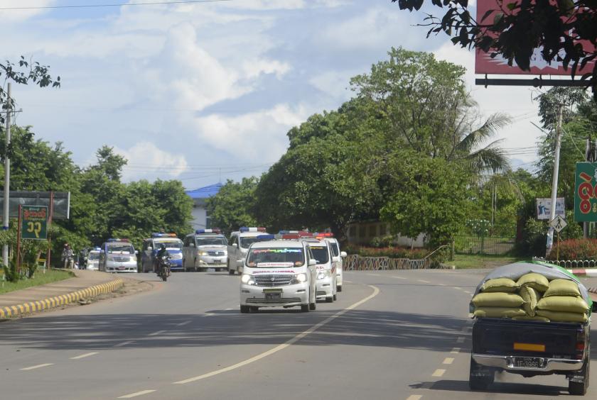 လားရှိုးမြို့တွင် ကိုဗစ်ပိုးတွေ့လူနာများကို လူမှုကူညီရေး အသင်းအဖွဲ့ယာဉ်တန်းဖြင့် သယ်ဆောင်လာစဉ်