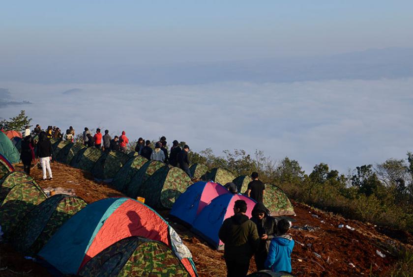 ခရီးသွားရာသီတစ်ခုတွင် နောင်ချိုတိမ်ပင်လယ် အပန်းဖြေအနားယူစခန်းသို့ လာရောက်ကြသူများကိုတွေ့ရစဉ်