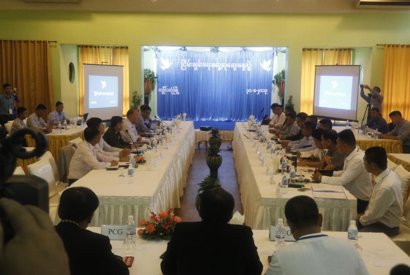သြဂုတ်လ ၃၁ ရက်က ကျိုင်းတုံမြို့၌ ငြိမ်းချမ်းရေးကော်မရှင်နှင့် မြောက်ပိုင်းမဟာမိတ် တိုင်းရင်းသား လက်နက်ကိုင်အဖွဲ့ လေးဖွဲ့တို့ တွေ့ဆုံဆွေးနွေးခဲ့စဉ်