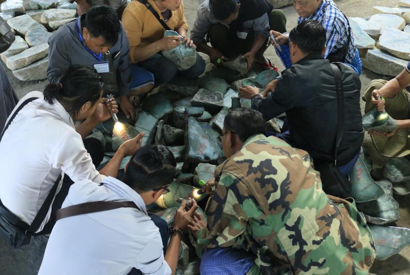 ကျောက်မျက်ရတနာများ မြန်မာကျပ်ငွေဖြင့် ရောင်းချသည့်ပွဲတွင် ရတနာကုန်သည်များအား တွေ့ရစဉ်