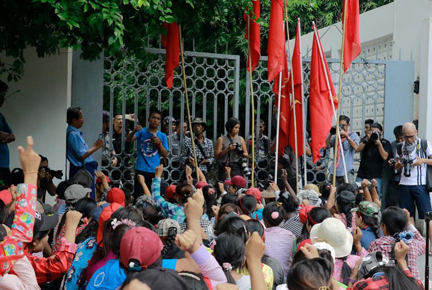   တောင်းဆိုချက်များအား တိုင်းဒေသကြီးဝန်ကြီးချုပ် ကူညီဖြေရှင်းပေးရန် တိုင်းအစိုးရအဖွဲ့ရုံးဝင်ပေါက် ရောက်ရှိလာသော အလုပ်သမားများကိုတွေ့ရစဉ် (ဓာတ်ပုံ-ရှိုင်းလင်းအောင်)