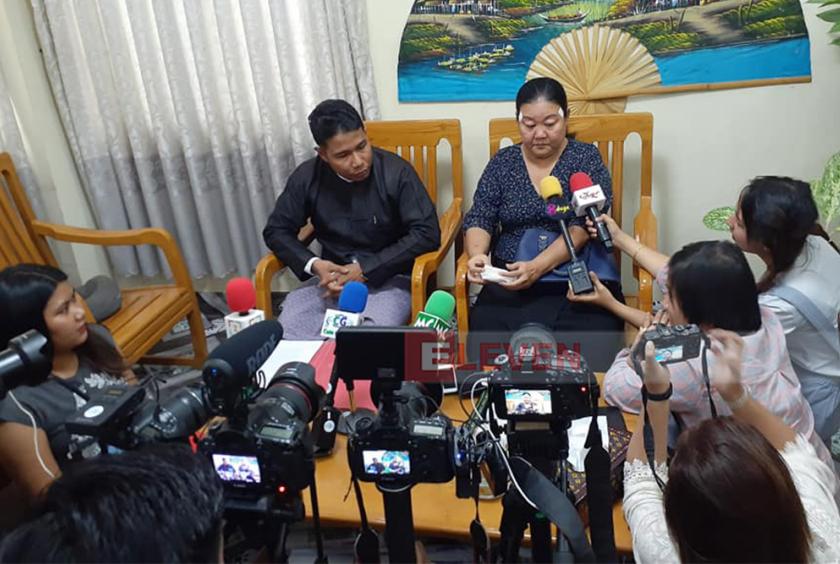 ဇန်နဝါရီ ၈ ရက် ညနေပိုင်းက အဆိုတော်အစ္စဏီရှေ့နေနှင့် မိခင်ဖြစ်သူမှ ရှေ့နေ၏နေအိမ်ရုံးခန်း၌ မီဒီယာများနှင့် တွေ့ဆုံစဉ်။ (ဓာတ်ပုံ_မျိုးထွန်း)