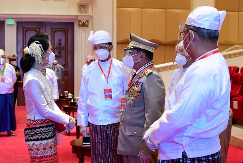 ၂၀၂၁ ခုနှစ် ဇန်နဝါရီ ၄ ရက်က သမ္မတအိမ်တော်၌ ကျင်းပသည့် ၂၀၂၀ ပြည့်နှစ် ဂုဏ်ထူးဆောင်ဘွဲ့ရရှိသူများအား ချီးမြှင့်အပ်နှင်းခြင်းအခမ်းအနားတွင် ဒေါ်အောင်ဆန်းစုကြည်နှင့် ဗိုလ်ချုပ်မှူးကြီးမင်းအောင်လှိုင်တို့အား တွေ့ရစဉ်