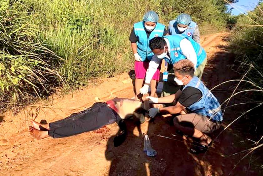 သေဆုံးသွားသော ယာဉ်မောင်းအား သယ်ဆောင်ရန် ပြင်ဆင်နေစဉ် (ဓာတ်ပုံ-နှလုံးလှ ပရဟိတအသင်း)