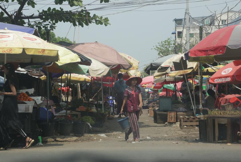 ရန်ကုန်မြို့ မြို့နယ်တစ်ခုအတွင်းရှိ စျေးတစ်စျေးမြင်ကွင်း