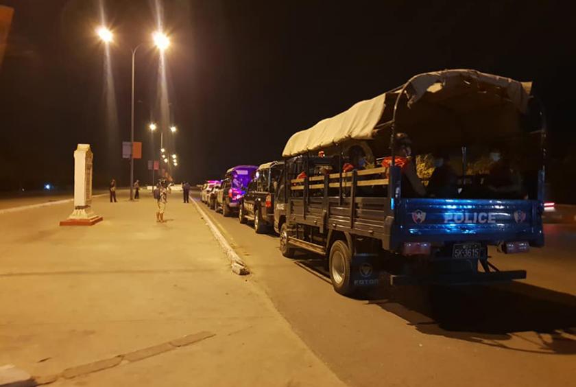 မန္တလေးမြို့တွင် ညပိုင်းလုံခြုံရေးဆောင်ရွက်နေသည့်ယာဉ်တန်းကို တွေ့ရစဉ်