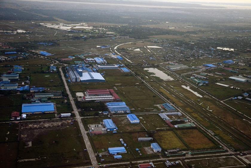ကုန်ထုတ်စက်ရုံများ လည်ပတ်နေသည့် ရန်ကုန်မြို့ရှိ စက်မှုဇုန် တစ်နေရာကို တွေ့ရစဉ် (ဓာတ်ပုံ-စည်သူအောင်)