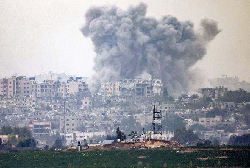 အောက်တိုဘာ ၂၇ ရက်က ဂါဇာဒေသမြောက်ပိုင်းတွင် အစ္စရေးက ဗုံးကြဲတိုက်ခိုက်ခဲ့ပြီးနောက် မီးခိုးလုံးကြီးများ တက်လာပုံကိုတွေ့ရစဉ်