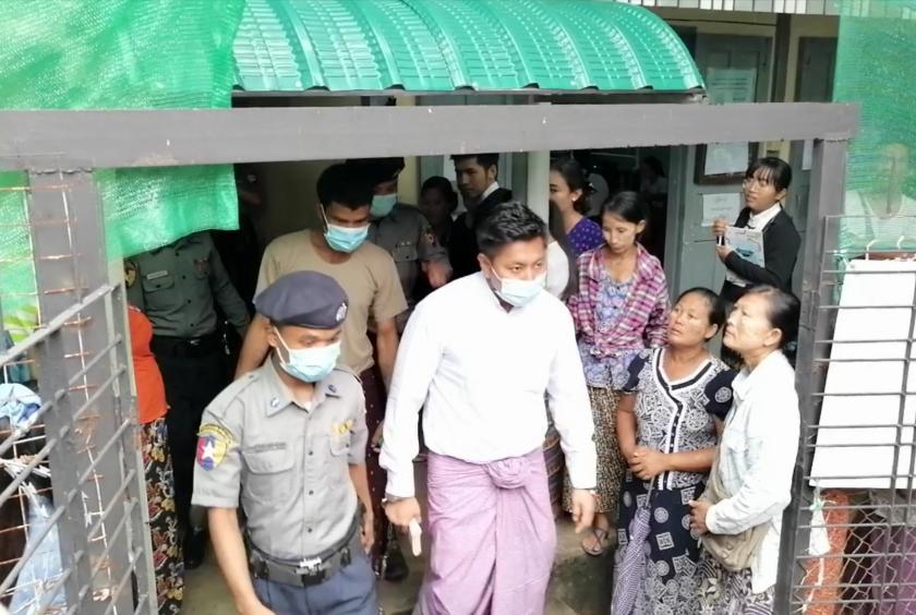 သရုပ်ဆောင် မင်းရာဇာအား ရုံးချိန်းတစ်ခုတွင် တွေ့ရစဉ်