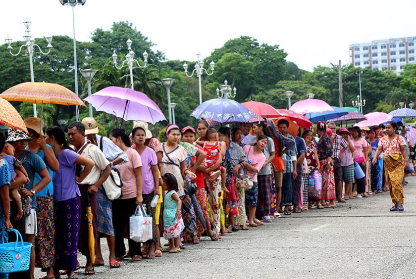 ရန္ကုန္ၿမိဳ႕ ျပည္သူ႔ရင္ျပင္တြင္ ဆန္ႏွင့္ဆီ တန္းစီ၀ယ္ယူေနသူမ်ားကို ၾသဂုတ္ ၁၁ ရက္က ေတြ႕ရစဥ္ (ဓာတ္ပုံ-ၾကည္ႏုိင္)