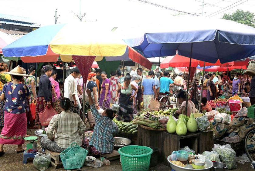 ရန်ကုန်မြို့ရှိ အခြေခံစားသောက်ကုန်များ ရောင်းချရာ စျေးတစ်ခုကို တွေ့ရစဉ် (ဓာတ်ပုံ- ကြည်နိုင်)