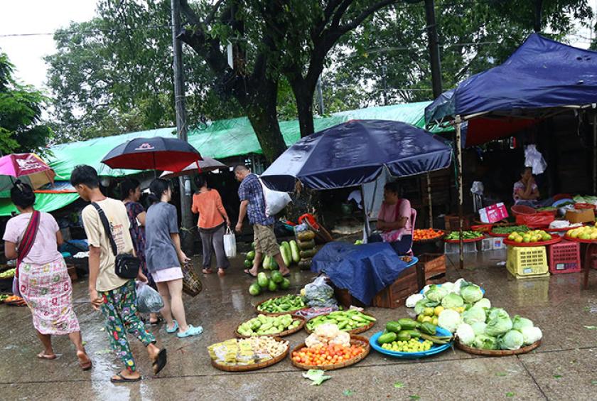 ရန္ကုန္ၿမိဳ႕ ေစ်းတစ္ေစ်းတြင္ ေစ်းသည္ေစ်း၀ယ္တို႔ကို စက္တင္ဘာ ၃၀ ရက္က ေတြ႕ရစဥ္ (ဓာတ္ပံု - ၾကည္ႏိုင္)