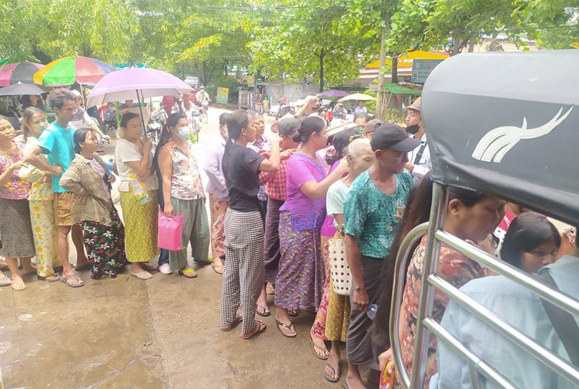  မြို့နယ်တစ်ခုအတွင်း သက်သာသောနှုန်းဖြင့် စားသုံးဆီရောင်းချပေးနေသည်ကို ပြည်သူများ တန်းစီဝယ်ယူနေကြစဉ် (ဓာတ်ပုံ - ကျော်ဇင်ဝင်း)