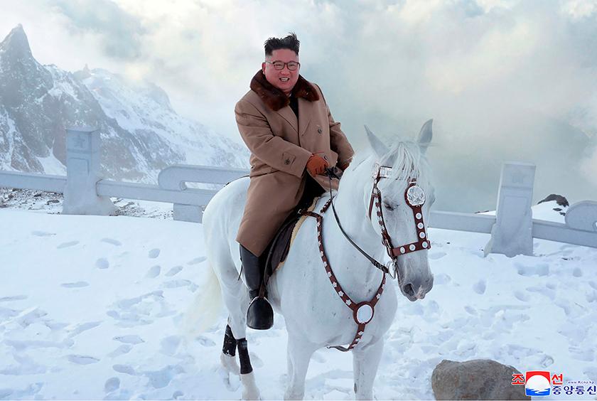  အောက်တိုဘာ ၁၆ ရက်တွင် KCNA က ထုတ်ပြန်ခဲ့သော ဓာတ်ပုံ၌ Paektu တောင်သို့တက်ရန် မြင်းဖြူစီးနေသည့် ကင်ဂျုံအွန်ကို တွေ့ရစဉ်