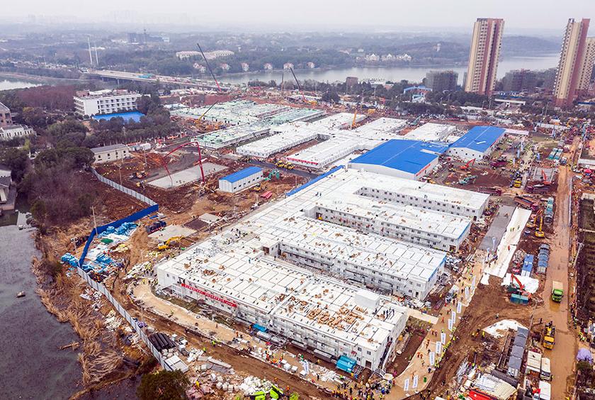 ဟူပေပြည်နယ် ဝူဟန်မြို့တွင် Huoshenshan ယာယီဆေးရုံတည်ဆောက်နေမှုအား ဖေဖော်ဝါရီ ၂ ရက်၌ တွေ့ရစဉ်