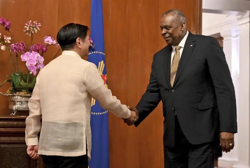 ဖေဖော်ဝါရီ ၂ ရက်က မနီလာမြို့ မာလာကာနန်း နန်းတော်၌ အမေရိကန်ကာကွယ်ရေးဝန်ကြီး လွိုက်အော်စတင်က ဖိလစ်ပိုင်သမ္မတ ဖာဒီနန်မားကို့စ်ဂျူနီယာနှင့် လက်ဆွဲနှုတ်ဆက်နေစဉ် (Photo-AP)