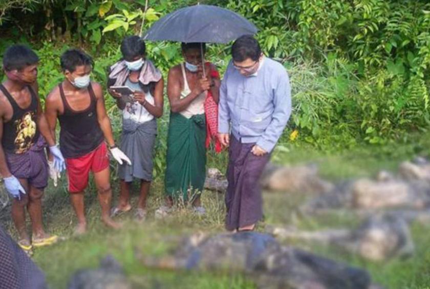 ARSA အကြမ်းဖက်အဖွဲ့မှ သတ်ဖြတ်ခဲ့သည့် ဟိန္ဒူဘာသာဝင်များ၏ ရုပ်အလောင်းများကို တူးဖော်တွေ့ရှိစဉ်က လူမှုဝန်ထမ်း ကယ်ဆယ်ရေးနှင့် ပြန်လည်နေရာချထားရေးဝန်ကြီး ပြည်ထောင်စုဝန်ကြီး ဒေါက်တာဝင်းမြတ်အေး သွားရောက်စစ်ဆေးခဲ့စဉ် (ဓာတ်ပုံ- သတင်းထုတ်ပြန်ရေးကော်မတီ)