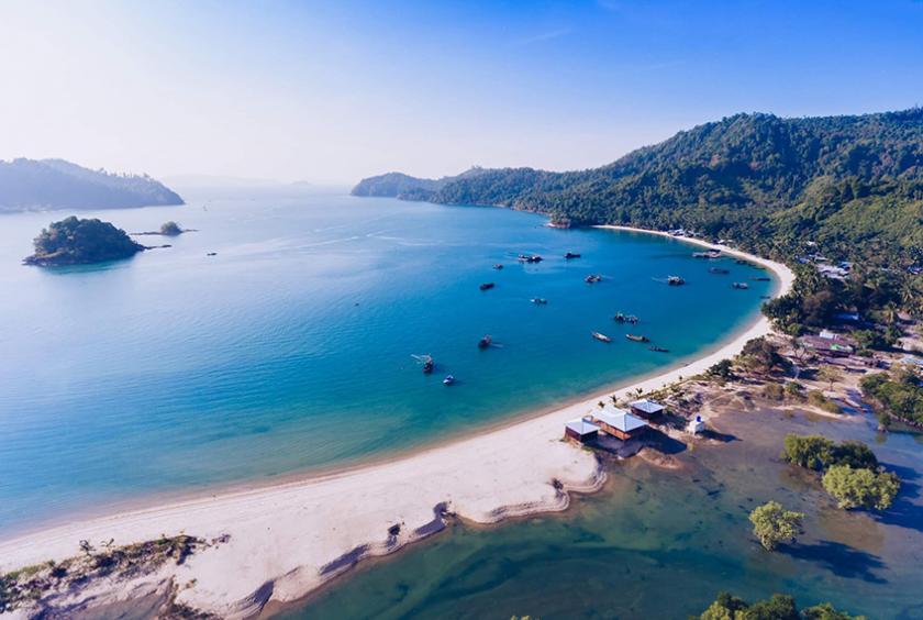 ကျွန်းစုမြို့နယ် ဒုံးညောင်မှိုင်းကျေးရွာကမ်းခြေကို ဝေဟင်မှ တွေ့ရစဉ်