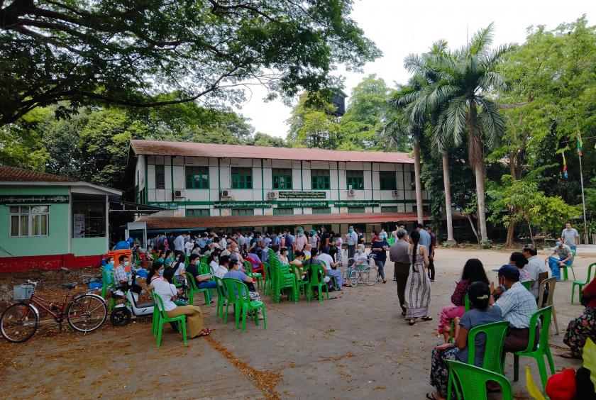  ဧပြီ ၂၇ ရက်က ကာကွယ်ဆေးထိုးစုရပ်တစ်ခုတွင် COVID-19 ကာကွယ်ဆေး ဒုတိယအကြိမ် လာရောက်ထိုးနှံနေသူများကို တွေ့ရစဉ်