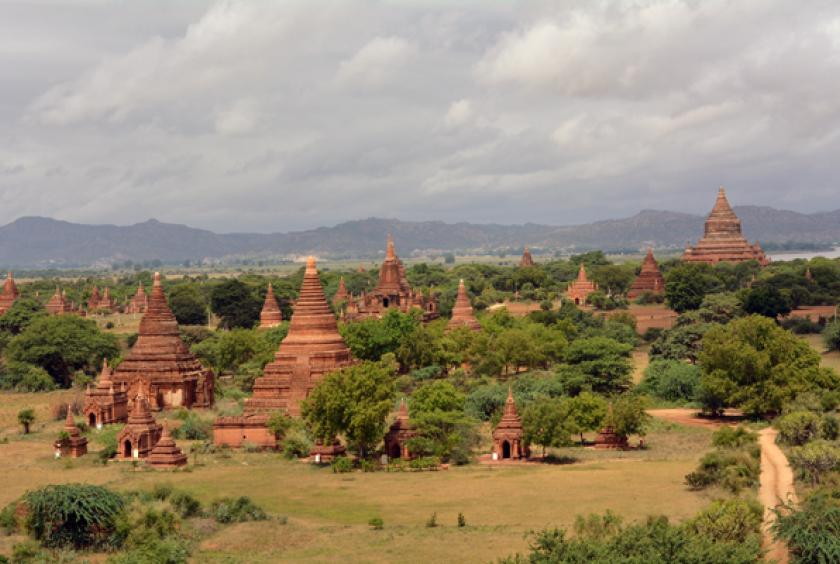 ပုဂံရှေးဟောင်းယဉ်ကျေးမှုဒေသ ဘုရားအမှတ် (၂၁၃၁) ပြိုကျနေသည်ကို တွေ့ရစဉ် (ပုံကြီး)၊ ငလျင်ဒဏ်ကြောင့် ထိခိုက်ပျက်စီးရသည့် စူဠာမဏိစေတီအား သြဂုတ် ၂၅ ရက် နံနက်က တွေ့ရစဉ် (ပုံသေး)