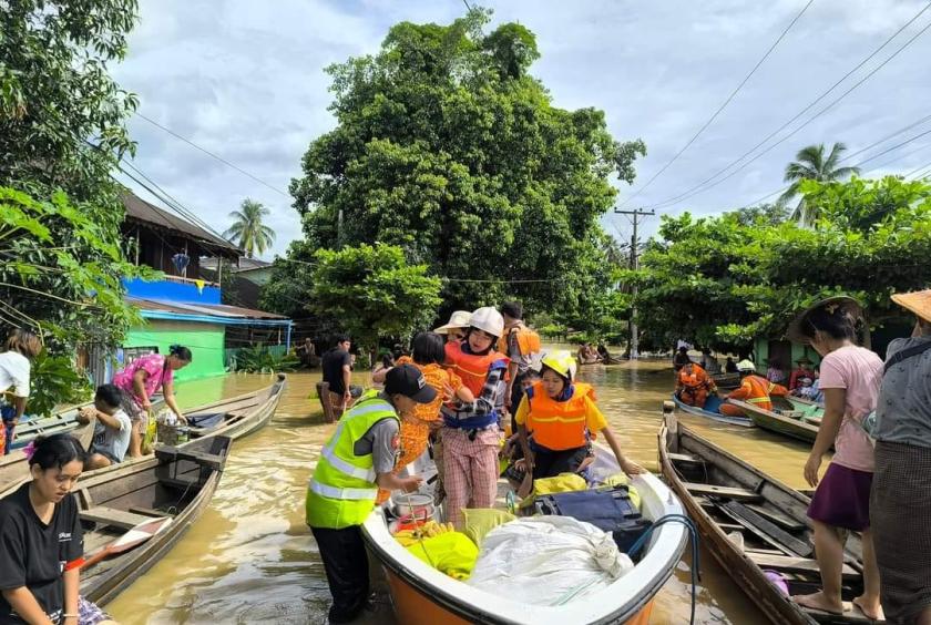 ဗန်းမော်မြို့တွင် ရေဘေးကယ်ဆယ်ရေးလုပ်ငန်းများ ဆောင်ရွက်နေစဉ်