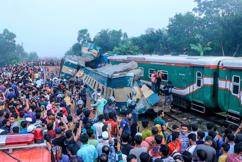 နိုဝင်ဘာ ၁၂ ရက်တွင် ဒါကာမှ ကီလိုမီတာ ၁၃၀ ခန့်အကွာ၌ ရထားနှစ်စင်း တိုက်မိထားမှုကို တွေ့ရစဉ် (Photo: AFP)