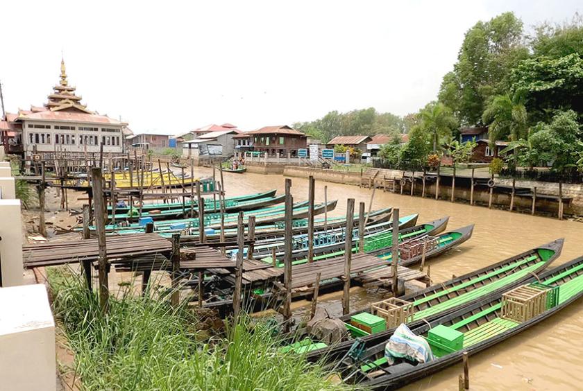 အင်းလေးကန်သို့ ပြည်ပခရီးသွားဧည့်သည်လာရောက်မှုမရှိတော့သဖြင့် စက်လှေများရပ်နားထားရသည်ကို တွေ့ရစဉ်
