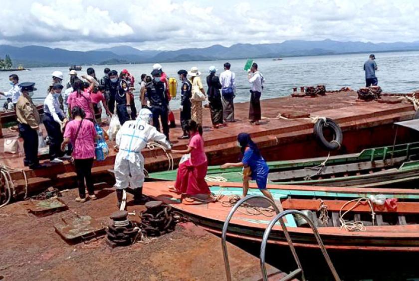 ကော့သောင်းမြို့သို့ ရောက်ရှိလာသည့် မြန်မာရွှေ့ပြောင်းလုပ်သားများကို တွေ့ရစဉ်