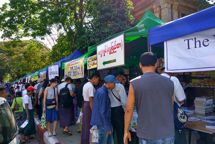 သိမ်ဖြူလမ်း စာအုပ်စျေးတန်းကို ၂၀၁၇ ခုနှစ်က တွေ့ရစဉ် (ဓာတ်ပုံ-ဇော်ဇော်အောင်)