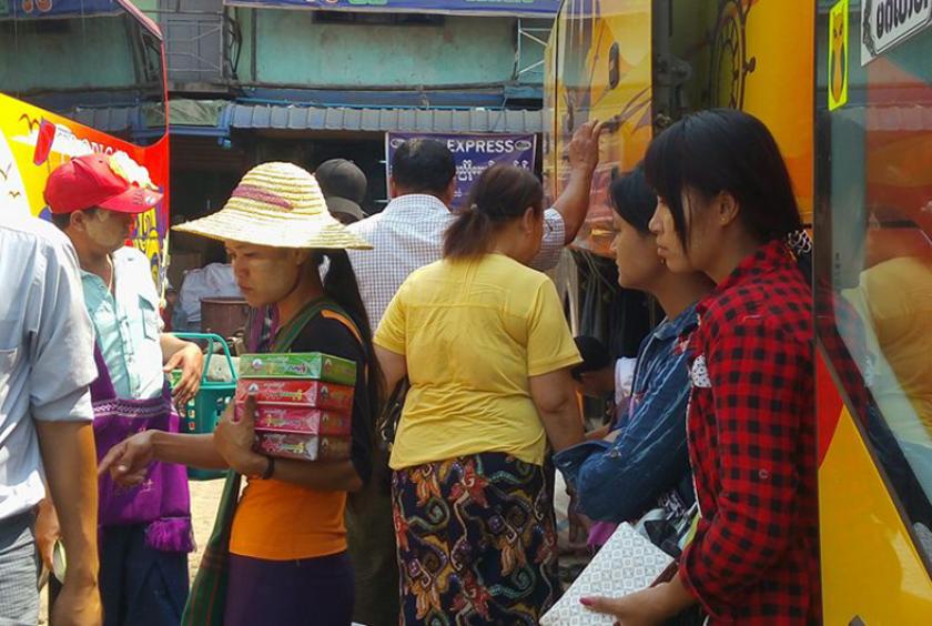 အောင်မင်္ဂလာ အဝေးပြေးကားဝင်း အတွင်းရှိ ယာဉ်လိုင်းများအား တွေ့ရစဉ် (ဓာတ်ပုံ-နီလာ)
