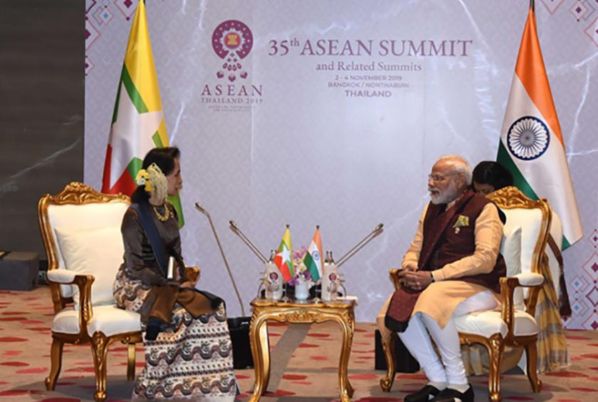 ၂၀၁၉ ခုနှစ် နိုဝင်ဘာက ထိုင်းနိုင်ငံတွင်ပြုလုပ်သည့် ၃၅ ကြိမ်မြောက် အာဆီယံထိပ်သီးအစည်းအဝေး၌ နိုင်ငံတော်၏အတိုင်ပင်ခံပုဂ္ဂိုလ်နှင့် အိန္ဒိယဝန်ကြီးချုပ်တို့ သီးခြားတွေ့ဆုံမှုပြုလုပ်နေစဉ် (ဓာတ်ပုံ-နိုင်ငံတော်အတိုင်ပင်ခံရုံး)
