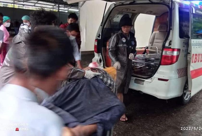 ​​​​​​​ဒဏ်ရာရရှိသူများအား ဆေးရုံသို့ပို့ဆောင်ရန်ပြင်ဆင်နေစဉ်(ဓာတ်ပုံ-အေးမြကြည်လင်လူမှုကူညီကယ်ဆယ်ရေးအဖွဲ့)