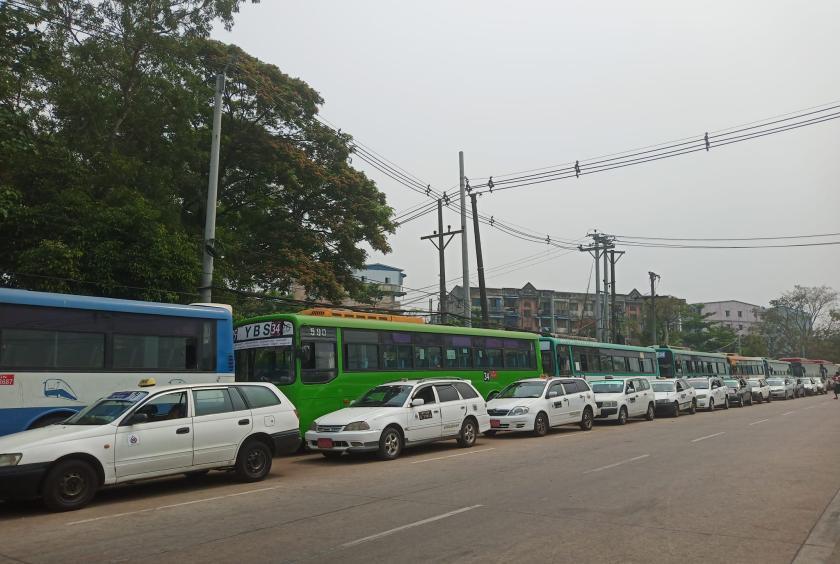ရန်ကုန်မြို့ရှိ တက္ကစီခရီးသည်တင် အငှားယာဉ်များအား တွေ့ရစဉ်