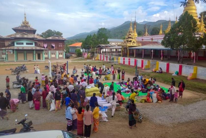 ကယားျပည္နယ္မွ စစ္ေဘးေရွာင္ျပည္သူမ်ားကို ရွမ္းျပည္နယ္ေတာင္ပိုင္းတြင္ ေတြ႕ရစဥ္ (ဓာတ္ပံု - သလဲဦး-ခြဲျခမ္းပရဟိတလူငယ္မ်ား)