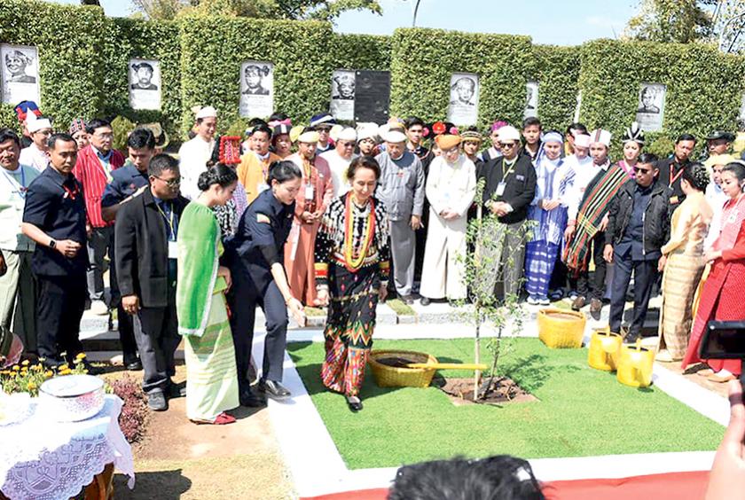 ရှမ်းပြည်နယ်တောင်ပိုင်း ပင်လုံမြို့တွင် ကျင်းပသည့် ၇၃ နှစ်မြောက် ပြည်ထောင်စုနေ့အခမ်းအနားသို့ နိုင်ငံတော်၏အတိုင်ပင်ခံပုဂ္ဂိုလ် ဒေါ်အောင်ဆန်းစုကြည် တက်ရောက်စဉ် (ဓာတ်ပုံ- စည်သာဟိန်း)