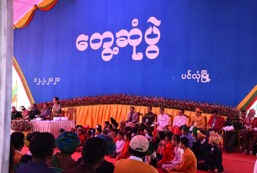 ပင်လုံမြို့ ပင်လုံကျောက်တိုင်ကွင်းအတွင်း ပြင်ဆင်ထားသည့် အစည်းအဝေးခန်းမ၌ နိုင်ငံတော်အတိုင်ပင်ခံပုဂ္ဂိုလ်နှင့် လူထုတွေ့ဆုံပွဲ ကျင်းပစဉ်(ဓာတ်ပုံ- စည်သာ)