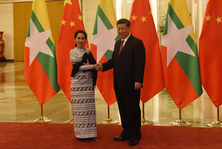 နိုင်ငံတော်၏ အတိုင်ပင်ခံပုဂ္ဂိုလ်နှင့် တရုတ်နိုင်ငံသမ္မတတို့ ဧပြီ ၂၄ ရက်တွေ့ဆုံမှု၌ နှုတ်ဆက်နေစဉ် (ဓာတ်ပုံ-နိုင်ငံတော်အတိုင်ပင်ခံရုံး)
