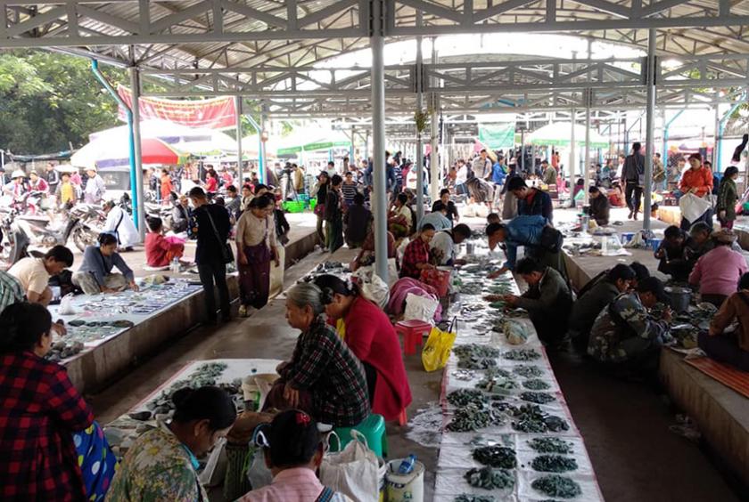ကျောက်မျက်ပြပွဲတစ်ခုကို တွေ့ရစဉ်