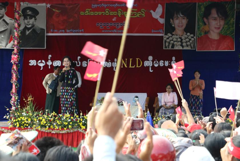 Myanmar Peace Center ၌ လေ့လာ မေးမြန်းနေသည့် နိုင်ငံတော်၏ အတိုင်ပင်ခံပုဂ္ဂိုလ် ဒေါ်အောင်ဆန်းစုကြည်အား တွေ့ရစဉ် (ဓာတ်ပုံ-ရန်ပိုင်)