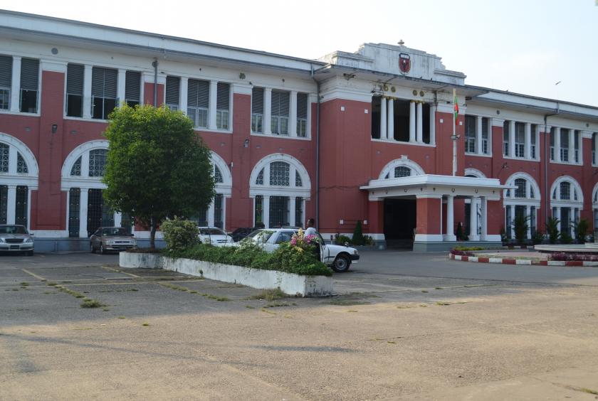 ဆေးတက္ကသိုလ် (၁) ရန်ကုန်ကျောင်းဝင်းအတွင်း တစ်နေရာကို တွေ့ရစဉ်
