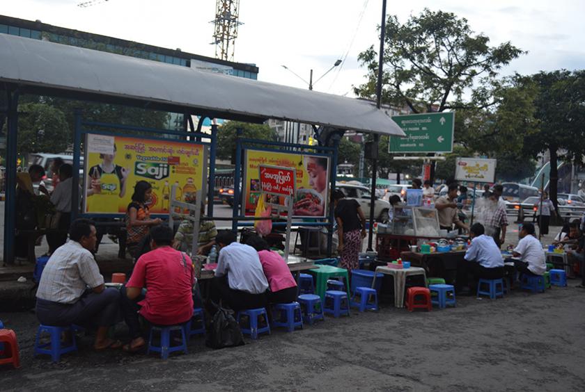 ရန်ကုန်မြို့ ဆူးလေမြို့တော်ခန်းမအနီးတွင် ရောင်းချနေသော လမ်းဘေးစျေးသည်များကို တွေ့ရစဉ်